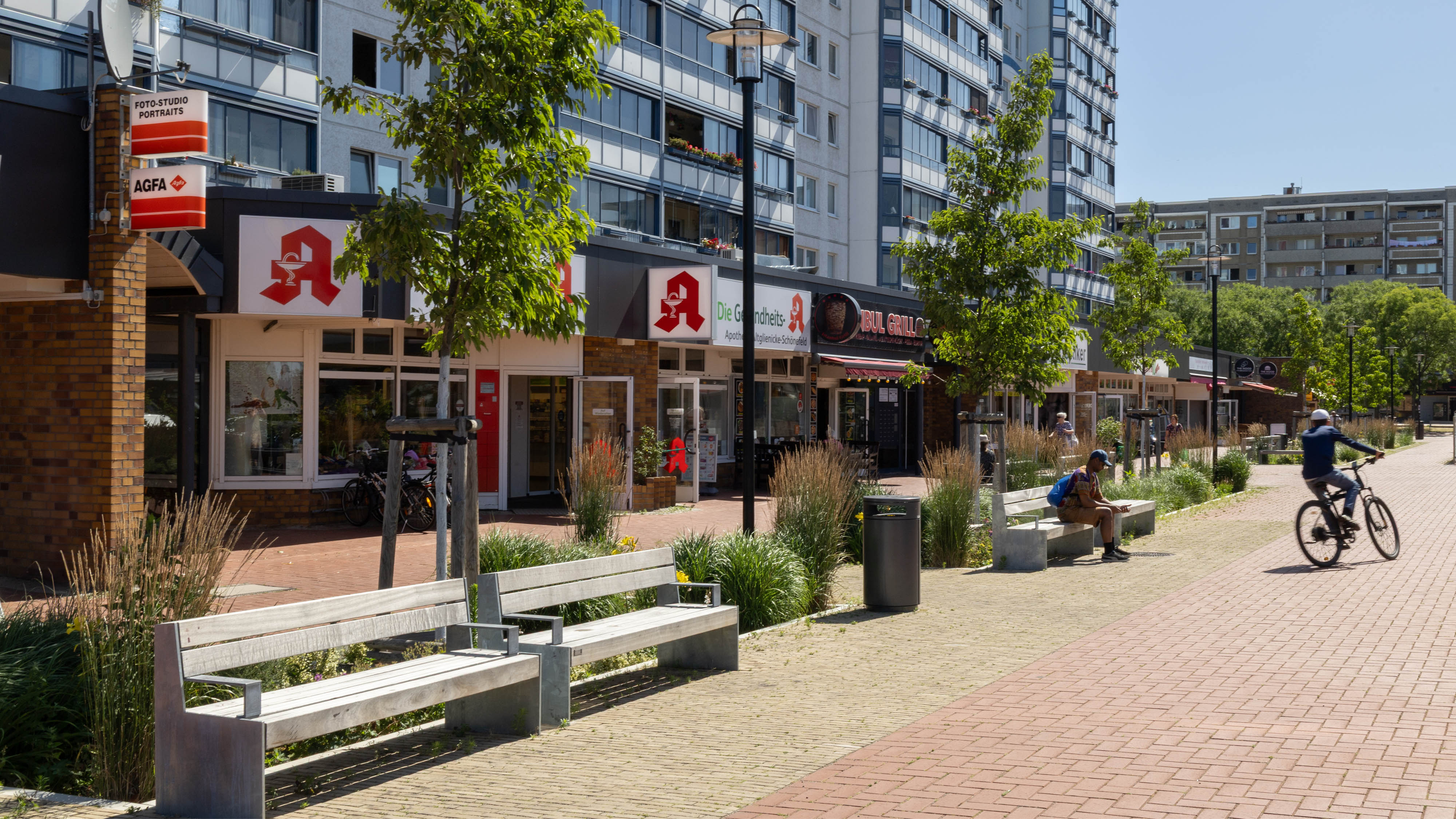hochC-landschaftsarchitektur-berlin-kosmosviertel-ladenpassage-klinkerpflaster-tiefbeete.jpg